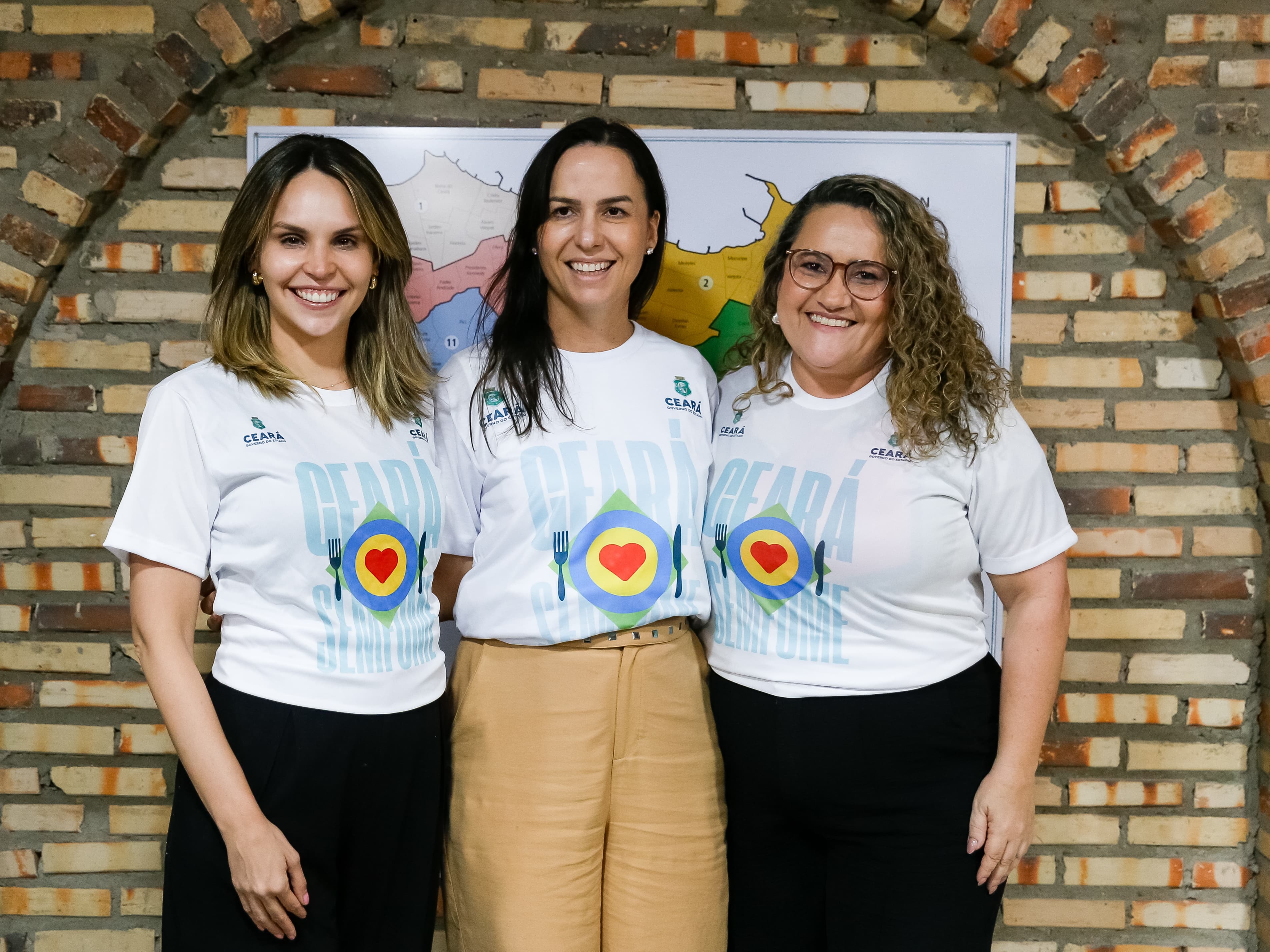 Gabriella Aguiar, Lia de Freitas e Cynthia Studart posam para a foto